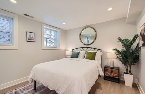 Andersonville Condo | Beautiful Newly Renovated 3BR/2BA in the Heart of Andersonville