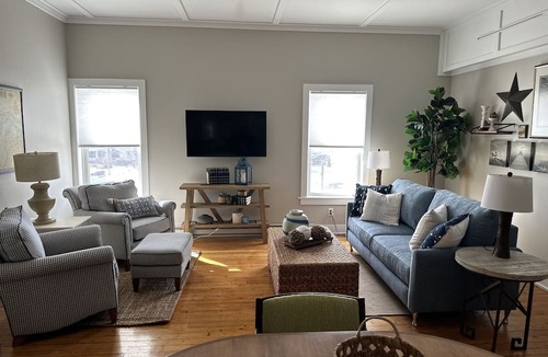 Northport Apartment | Luxury 2 bed apt in Northport! Walk to everything (next door to Piper apt)