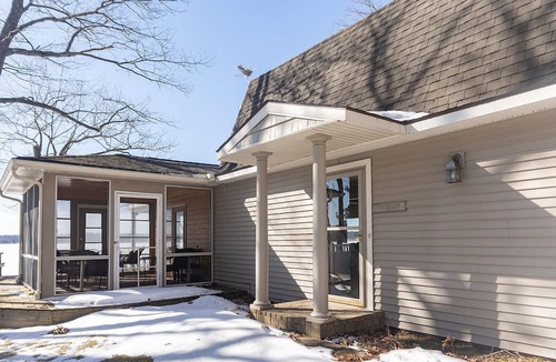 Lake City Cottage | Dream escape 5-bedroom LAKEFRONT Cottage for families & groups