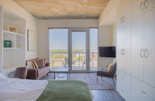 Lower East Side Apartment | Luxury Studio Apt Near Brady St with Balcony and Lake View