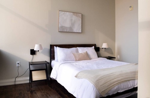 East Town Apartment | Downtown Luxe 2BR Loft Apt | Sleeps 8 | Walkable