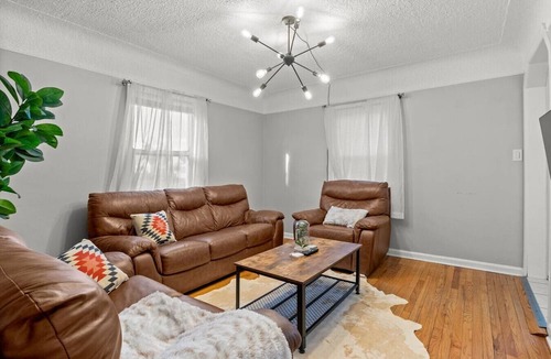 Lincoln Park Apartment | 3 Bedroom Fenced Backyard Pets Welcome Sleeps 6
