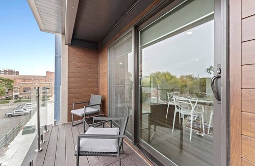 Wyandotte Apartment | Loft, Open Concept, Balcony 2 Bed, Pool Gym, Wifi