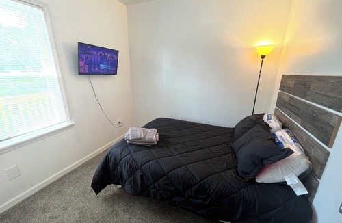 Detroit House | 420 friendly Spacious 3-bedroom house in cool Detroit with WiFi and AC