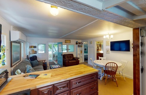 Lakeside Cottage | 443 Lynn Avenue Charming two bedroom in Lakeside!