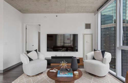Downtown Chicago Apartment | Linea Luxury Living with Indoor Pool and Rooftop Views in The Loop