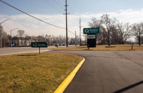 Portage Hotel | Quality Inn & Suites Portage Central