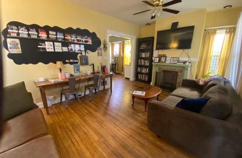 Northeast Kansas City House | Cottage West A 3 bed 1 bath Bungalow Central Locale Ez Access to Stadium