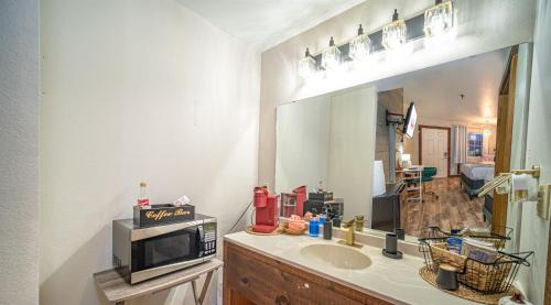Indian Point Hotel | Glam Jam! - Newly Remodeled Stay in Style! Pets Stay Free