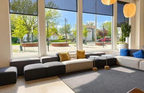 Bay View Apartment | Bay View Designer 2BR - Best Location with Balcony, Gym, and Terrace - Sleeps 6