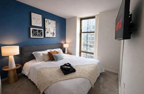 The Loop Apartment | Grant Park 2BR Condo with Balcony Skyline View & Gym in Chicago Downtown