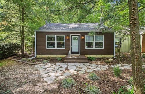 Harbert House | Cottage on Pine 5 Min Walk to Harbert Beach