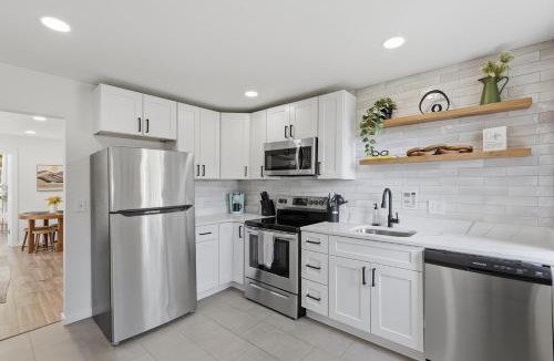 Ypsilanti House | 2BR Ypsi Depot Town - King Bed and Sleep 4