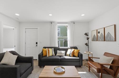 Ypsilanti House | 2BR Ypsi Depot Town - King Bed and Sleep 4