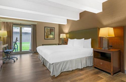 Mishicot Hotel | Fairway Inn and Suites, an Ascend Collection Hotel