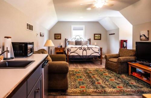 Hingham Apartment | Kettle Moraine Flat by Simple Life Rentals