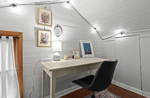 Allenton House | Cranberry Lake Hideaway, Cozy Cottage with Sauna, Outdoor Shower, Kayaks, Games