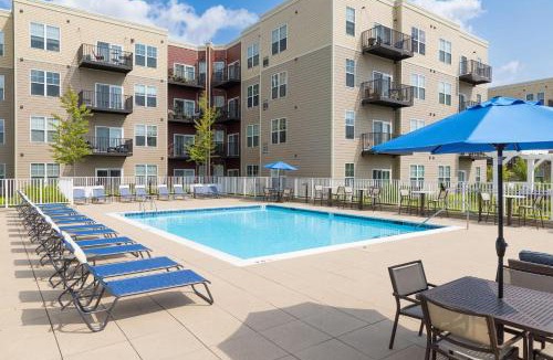Elmhurst Apartment | Downtown Elmhurst Luxury Apartments Near Metra & O'Hare with Pool, Gym, Parking & Theater