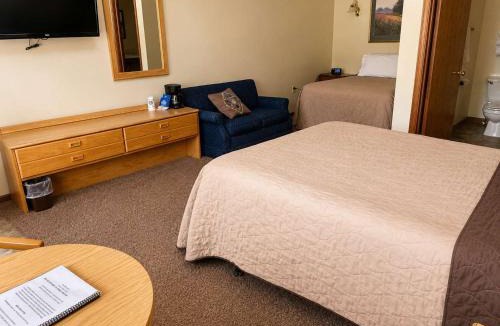 Grayling House | Room 29-1 Queen 1 Full Suite-Woodland Motor Lodge