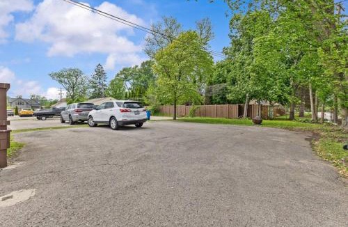 Dearborn House | 2 BR - Fully Equipped Dearborn Home