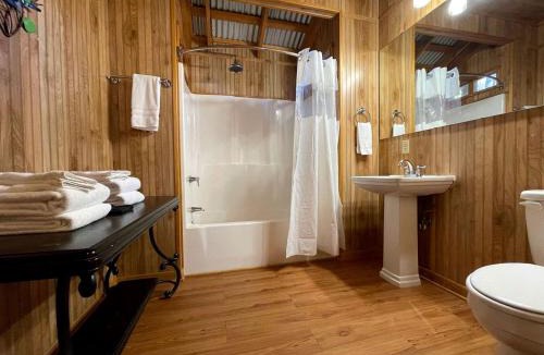 Zwolle House | Scenic Waterfront Cabin with Private Pond and Outdoor Amenities near Zwolle, Louisiana
