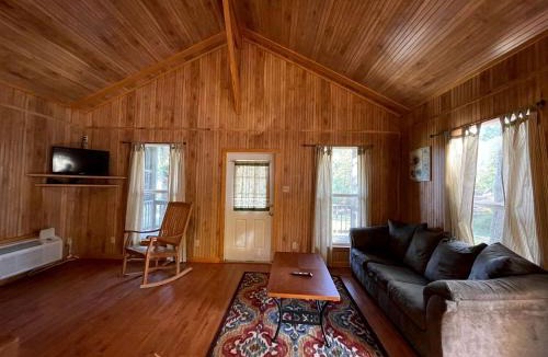Zwolle House | Scenic Waterfront Cabin with Private Pond and Outdoor Amenities near Zwolle, Louisiana