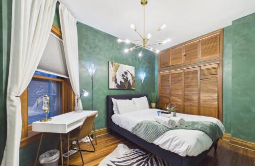 Wrigleyville Apartment | The Addison Art Deco Executive Retreat Garage