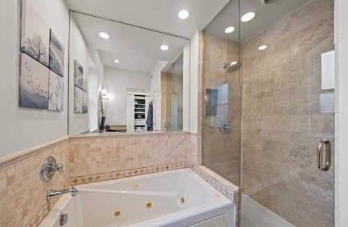 Rogers Park Apartment | Elegant and Chic 2Bed 2Bath steps from the lake!