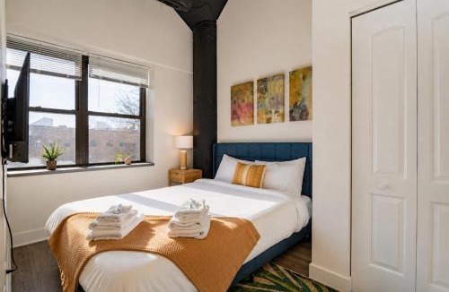 Near South Side Apartment | McCormick Place 2BR Spacious Corner Unit with Optional Parking Sleeps 6 Guests Near Soldier Field and Grant Park