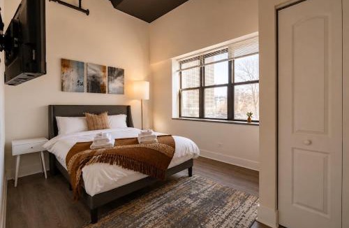 Near South Side Apartment | McCormick Place 2BR Spacious Corner Unit with Optional Parking Sleeps 6 Guests Near Soldier Field and Grant Park