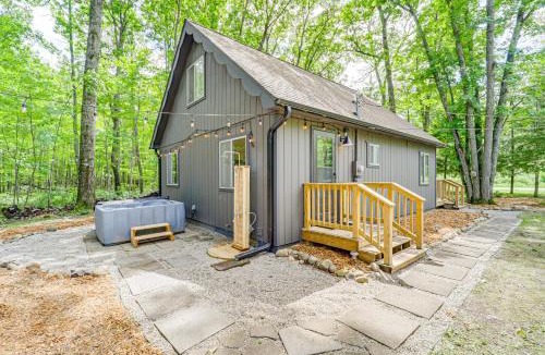 Higgins Lake House | Roscommon Chalet w/Hot Tub Near Higgins Lake!