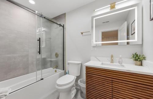Andersonville Apartment | Newly Renovated 3BR 2BA in Heart of Andersonville condo