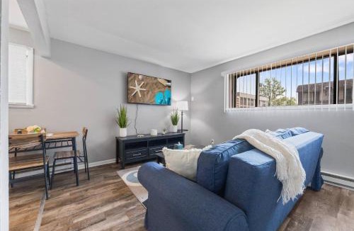 Aurora Apartment | Large2BR/Great for Work Crews&Families/desk/Parkng