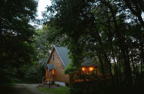 Rockbridge House | Cheerful Two Bdrm Cabin with Hot Tub & Pet Friendly