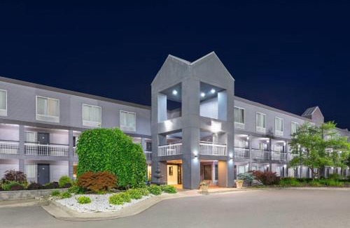 Romulus Hotel | Howard Johnson by Wyndham Romulus Detroit Metro Airport