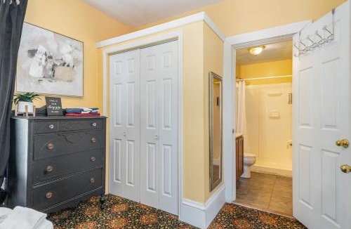 Michigan City Apartment | Spacious upstairs 1bed- Walking distance to Beach outlet mall