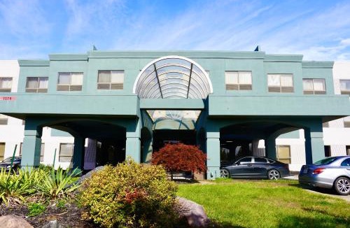 Waterford Hotel | American Inn & Suites