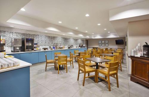Big Rapids Hotel | Country Inn & Suites by Radisson, Big Rapids, MI