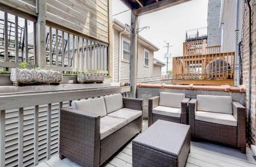 Pulaski Park Apartment | Central Chicago Suite2 Access to Patio