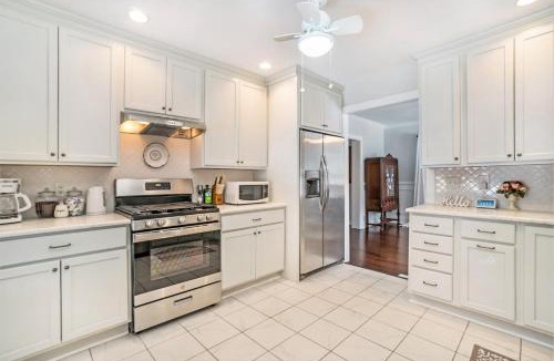 South Haven House | Newly Renovated Cottage 5 mins from Beach!