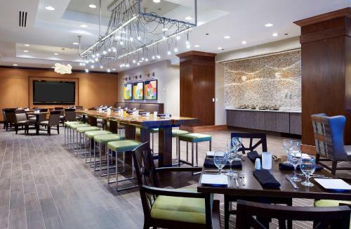 South Loop Hotel | Hilton Minneapolis-St Paul Airport