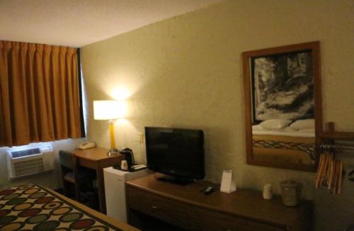 Windsor Hotel | Super 8 by Wyndham Windsor/Madison North