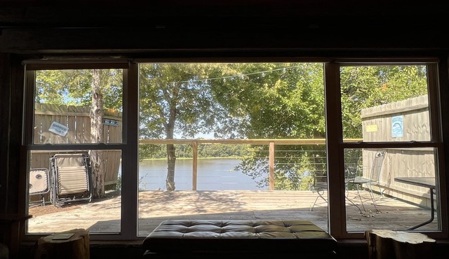 Cozy river retreat on the Illinois River with beach access!