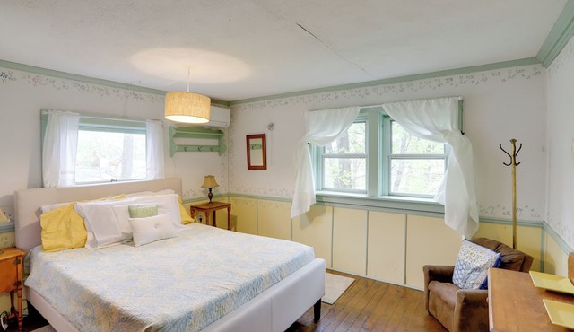 Spacious Lakeside Cottage - 2 Miles to Marblehead!