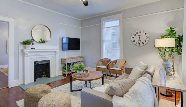 Entire Unit: Stunningly Spacious 1br Midtown Getaway w. Free designated parking