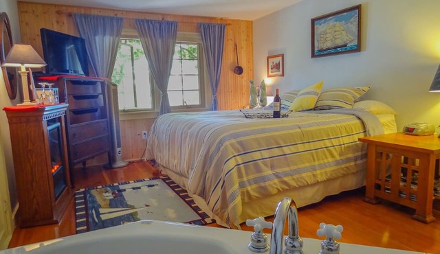 Lake Ripley Lodge w Lake Front Rooms, Grand Porch, Kayaks & Paddleboard