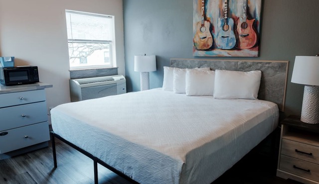 Price Pointe Inn
