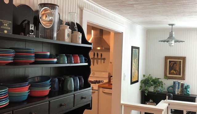 Cozy & charming cottage in the woods on a quiet road & close walk to the beach