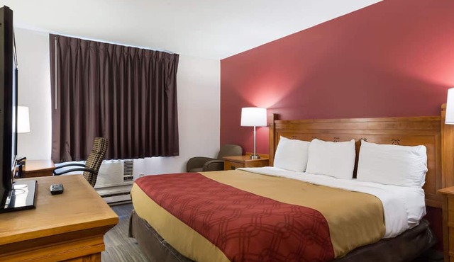 Econo Lodge Inn & Suites Escanaba North