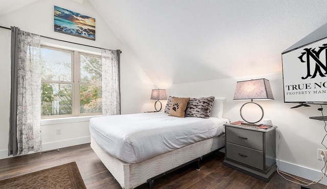 🐻 Beautiful Overlooking Shoreline 2bdr Chalet 18396